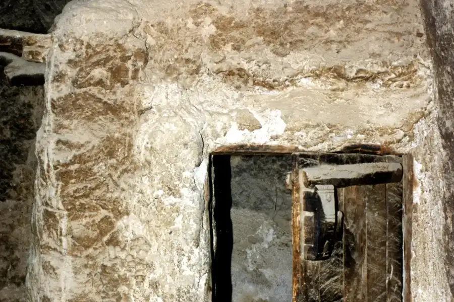 باب صغير في جدار طيني