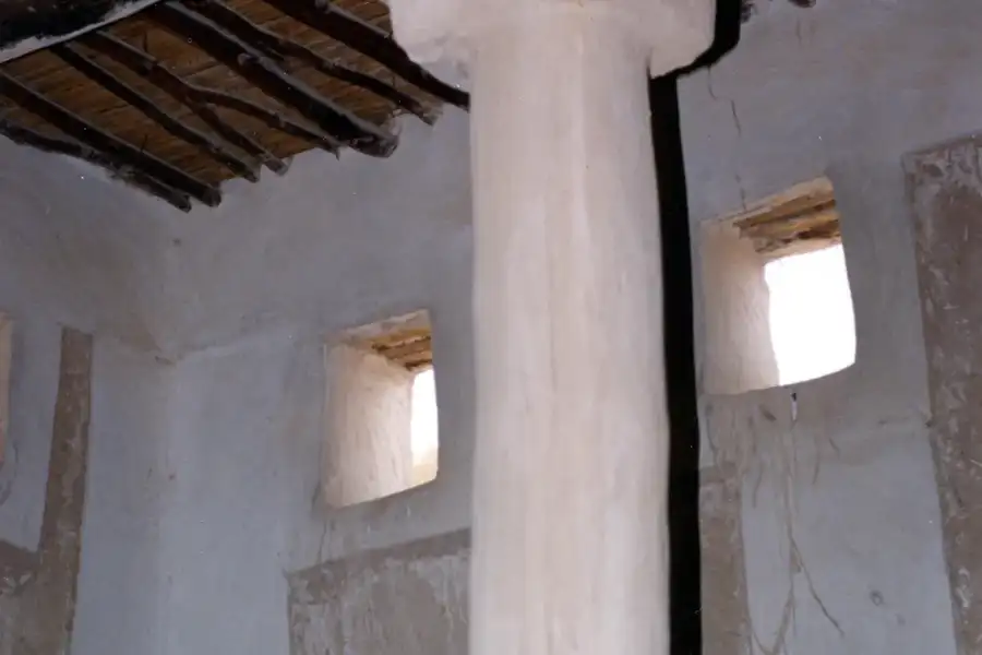 عمود جصي تحت سقف من جريد النخيل