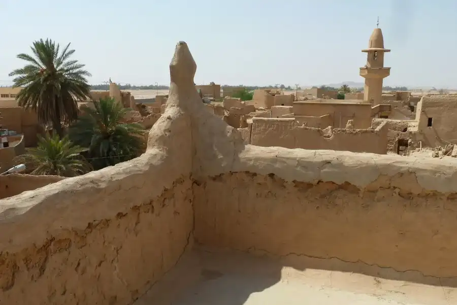 أسطح البيوت الطينية في سدوس تعلوها مئذنة