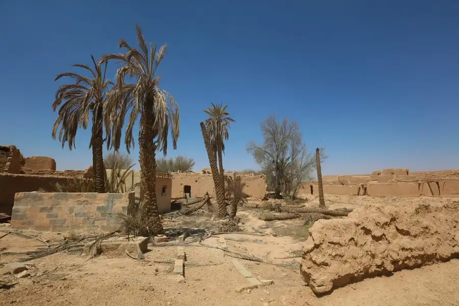 نخيل بين بيوت طينية متهدمة
