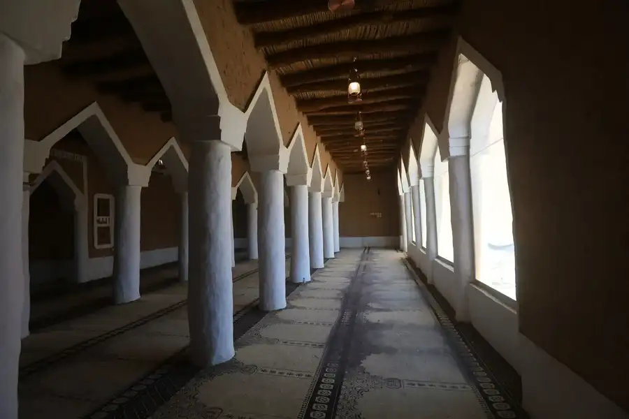 داخل الجامع القديم، أعمدة بيضاء وأقواس نجدية وسقف من الخشب