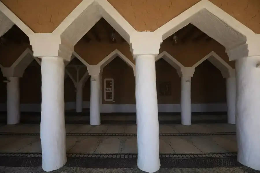 أعمدة بيضاء وأقواس نجدية مدرجة في بيت صلاة