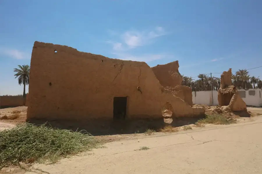 جدار طيني قديم على طرف الطريق