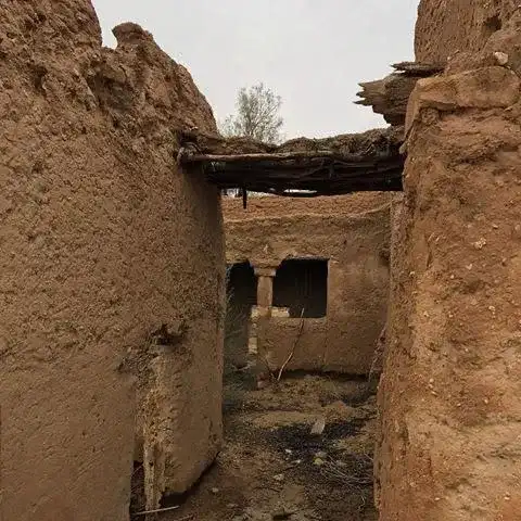 ممر مسقوف بين جدران طينية