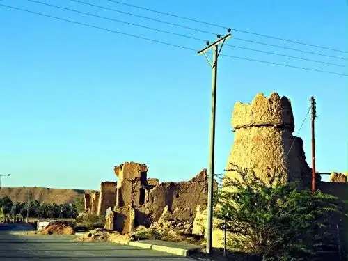 برج طيني قديم تحت سماء صافية