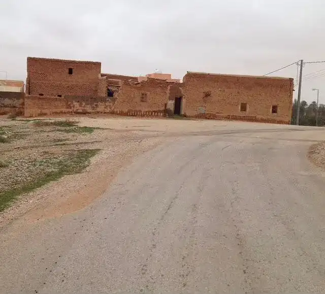 بيوت طينية على طريق الوصول إلى سدوس